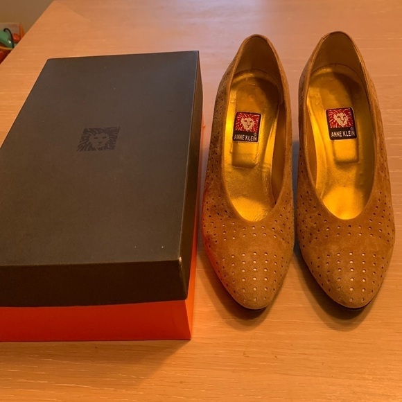 Anne Klein Camel Suede Heels uppers look great soles have wear Size 8.5M - Picture 1 of 9